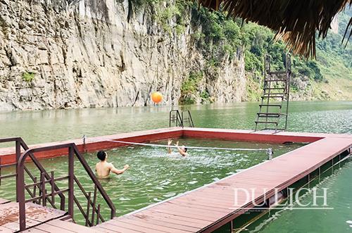 Thư giãn với bóng chuyền hơi dưới nước tại vịnh Uy Phong